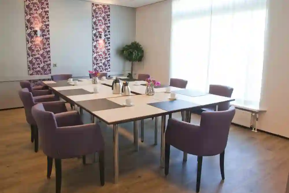 Verlaatzaal in vergaderopstelling