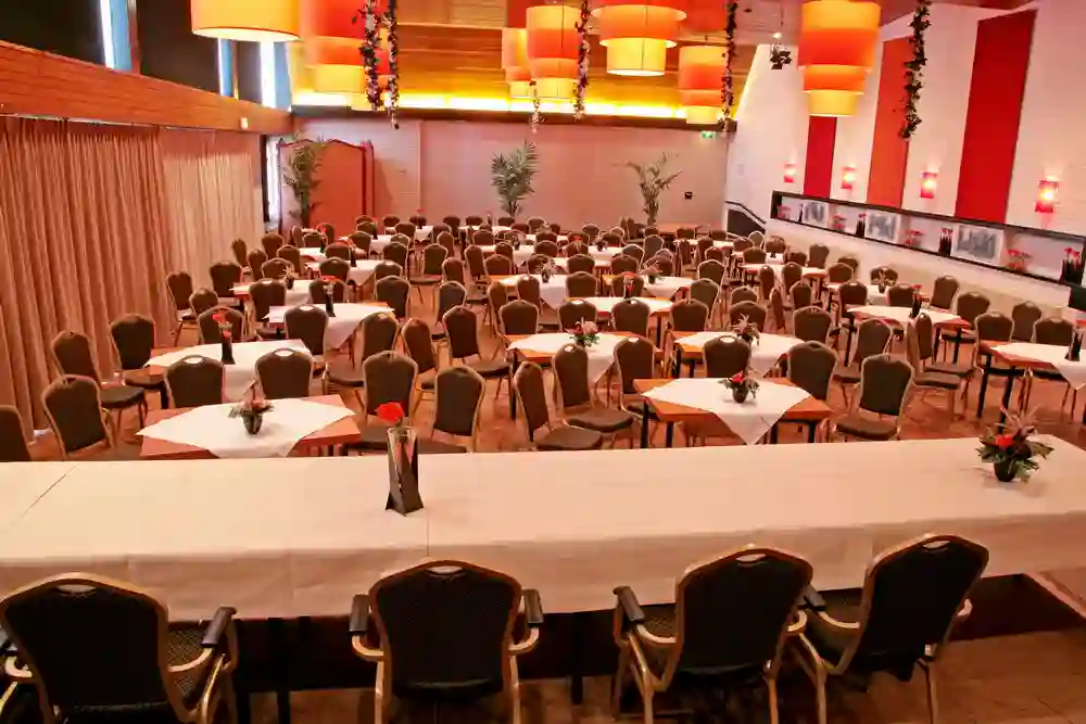 Wierickezaal met tafels en stoelen