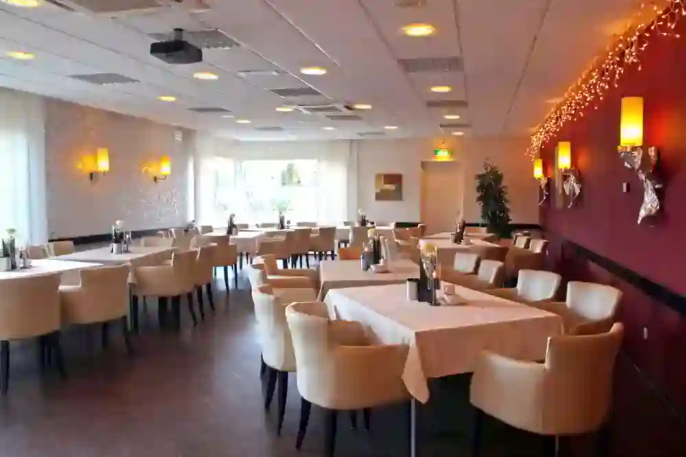 Wonnezaal in vergaderopstelling kerst