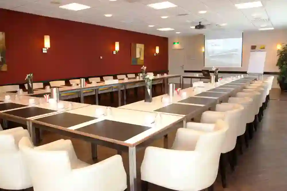 Wonnezaal in vergaderopstelling met beamer