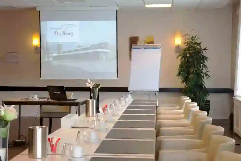 Wonnezaal in vergaderopstelling met notitiebord